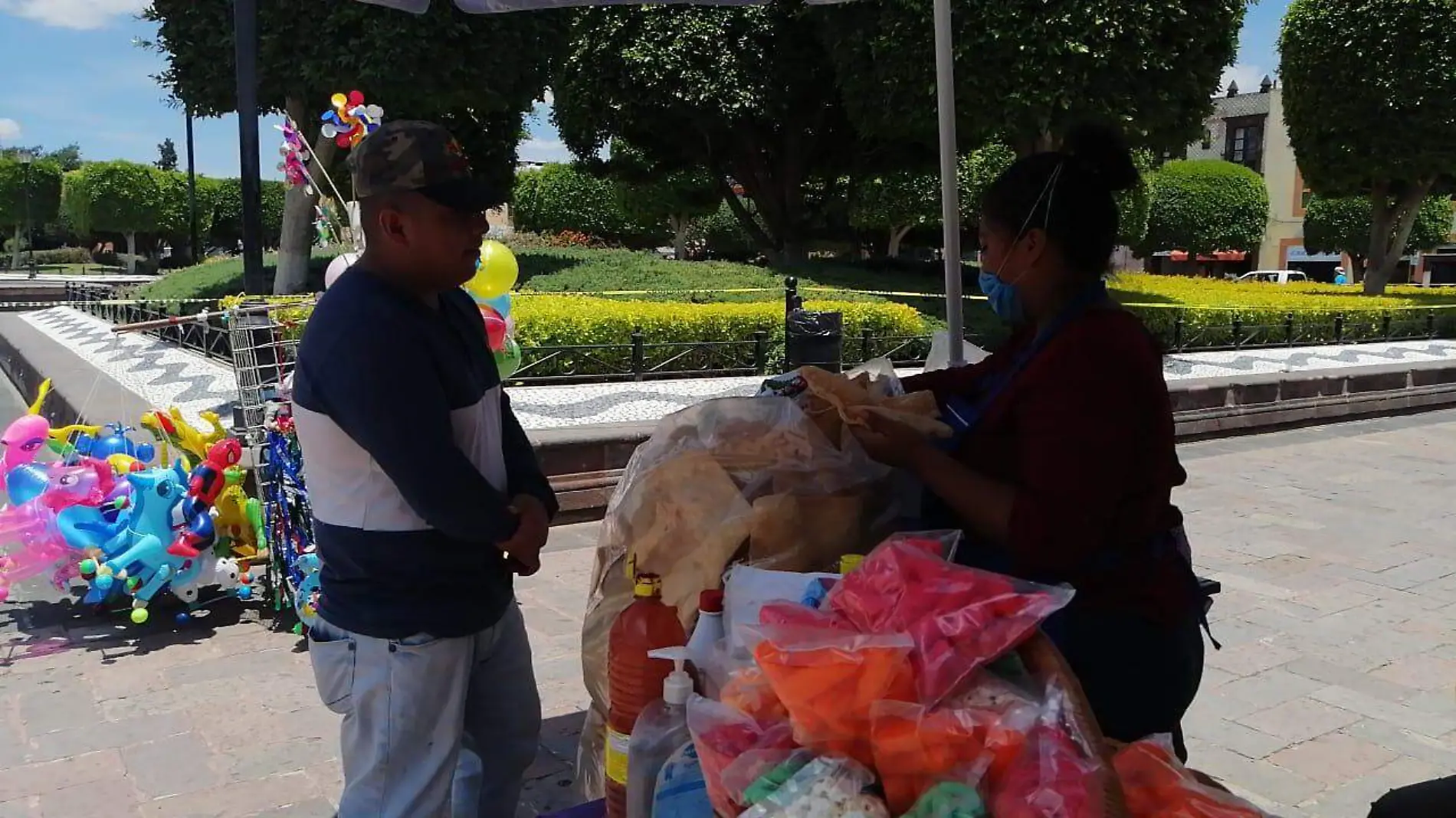 En las orillas se instalaron los comerciantes, pues parte de la plaza  sigue limitada.  Foto Luis Luévanos  El Sol de San Juan del Río.